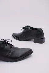 Zapato acordonado de cuero color beige con taco de madera de 3 cm.