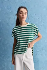 Remera de corte holgado con diseño a rayas horizontales en color verde y blanco, cuello redondo y mangas cortas con vuelta.