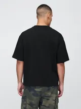 Remera color beige de corte holgado y mangas cortas.