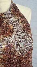 Top halter con estampado multicolor y lentejuelas, con tiras para atar en el cuello y la espalda.