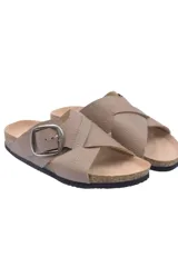 Sandalia de diseño cruzado con hebilla metálica lateral, confeccionada en material sintético con textura y suela de EVA.