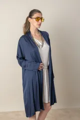 Túnica italiana larga en satén de seda color azul marino liso, de corte suelto con bolsillos laterales.