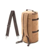 Bolso mochila de diseño cilíndrico confeccionado en tela canvas color verde oliva con detalles en cuero marrón. Cuenta con múltiples compartimentos, correas ajustables ocultables para usar como mochila, asas de mano y correa de hombro, con cierre vertical principal.