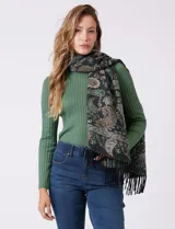 Bufandón de tejido soft, marca Adrienne Vittadini, con estampado de arabescos en tonos verde, beige y negro. Presenta terminación con flecos.