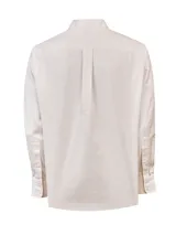 Camisa de manga larga con cuello abotonado, confeccionada en algodón con estampado de cuadros pequeños en tonos beige y blanco. Presenta bolsillo frontal con logo bordado y cierre de botones.