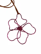 Collar largo con dije de alambre fucsia moldeado en forma de flor, suspendido de un cordón de gamuza marrón.