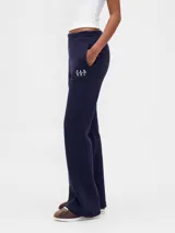 Pantalón deportivo de corte acampanado color azul marino, con cintura elástica y logo pequeño bordado en la pierna.