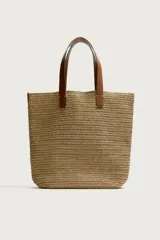 Bolso tipo shopper de acabado trenzado color tostado, con compartimento principal sin cierre, bolsillo plano interior y dos asas de mano de cuero sintético marrón.