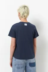 Remera de manga corta color azul marino con estampa frontal estilo universitario que incluye el texto Seattle, el número 38 y una corona de laureles.