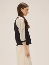 Blusa de diseño combinado con cuerpo delantero y espalda de algodón negro, y mangas abullonadas tres cuartos de lino en color beige con puños elásticos negros.