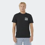 Remera negra de manga corta con cuello redondo y un pequeño estampado gráfico en el pecho izquierdo con el logo de Rip Curl y texto relacionado con el surf.