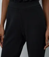 Pantalón flare de tiro alto confeccionado en punto roma, con diseño estructurado que se ajusta en caderas y muslos para abrirse desde la rodilla. Presenta una silueta elegante y versátil.