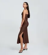 Vestido midi de color marrón con diseño de frente única y textura tipo anarruga. Presenta un corte ajustado al cuerpo y una abertura lateral en el ruedo.