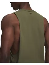 Musculosa deportiva verde oliva con sisas amplias y cuello acanalado. Presenta un estampado frontal en color negro con la frase 'BLOOD SWEAT RESPECT'.