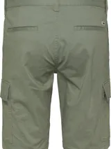 Pantalón corto tipo cargo de corte slim, confeccionado en algodón elástico. Presenta bolsillos laterales tipo cargo, bolsillos laterales ribeteados y bolsillos traseros de ojal. Incluye cierre de cremallera con botón y detalles distintivos de la marca Tommy Jeans.