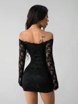 Vestido corto ajustado de encaje negro, con escote estilo bardot y mangas largas transparentes.