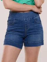 Short de denim blanco tiro alto, estilo pull-on con cintura elástica ancha, bolsillos delanteros y traseros, y dobladillo en las piernas.