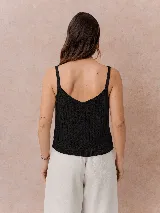 Top de punto color crudo, con tirantes finos, escote redondo y diseño calado con textura.