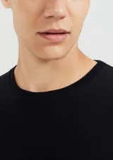 Remera básica de manga larga en color azul oscuro, con cuello redondo y corte recto.