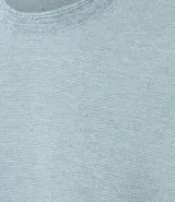 Remera color rosa claro, de corte recto y manga corta.