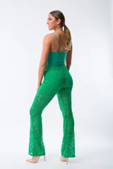 Pantalón palazzo verde de encaje con cintura elástica.