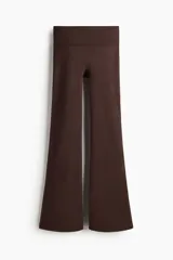 Leggings deportivas acampanadas de tiro alto con cintura ancha y costuras planas. Confeccionadas en tejido funcional con interior cepillado suave.
