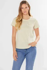 Remera color amarillo claro con cuello redondo, bolsillo en el pecho y mangas cortas.