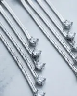 Caravanas colgantes de acero italiano con diseño de múltiples cadenas de eslabones planos terminadas en piedras de circonia.