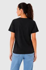 Remera de algodón de corte holgado, con cuello en V y mangas cortas.