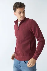Campera negra de algodón con cierre completo, cuello alto, bolsillos laterales, puños y logo bordado en el pecho.
