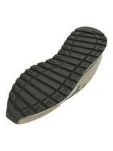 Championes Under Armour Essential Runner de estilo retro, confeccionados con una combinación de nailon ligero y revestimientos de gamuza. Presentan un diseño en tonos crema con detalles en verde oscuro, incluyendo el logo lateral y la entresuela. Cuentan con plantilla de espuma de lujo y suela de goma para mayor tracción.