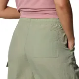 Pantalón de corte recto y estilo cargo en color verde oliva, confeccionado en tejido técnico con tecnología repelente al agua. Presenta cintura elástica con cordón ajustable, bolsillos laterales y aberturas laterales en las perneras para mayor ventilación.