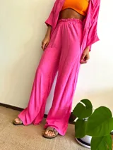 Pantalón fucsia de corte palazzo, con cintura elastizada y tajo lateral.