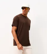 Remera deportiva de poliamida color marrón, de corte regular, cuello redondo y manga corta. Cuenta con tecnología dry y detalles reflectivos.