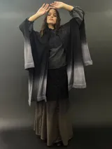 Chaleco tejido fino y suave 100% en lana Merino teñida con técnica Tie Dye.