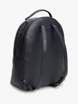Mochila de poliuretano texturizado en color azul marino, con diseño curvo, bolsillo frontal con cierre y detalles de franjas verticales con los colores distintivos de la marca. Cuenta con el monograma TH metálico en dorado, cierre de cremallera superior, asa de mano y correas ajustables para la espalda.