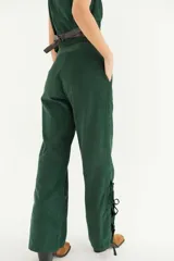 Pantalón de pana verde oscuro, de corte recto con cordones cruzados en la parte inferior.