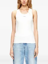 Musculosa blanca de canalé con escote redondo y tirantes anchos, confeccionada en algodón y elastano. Presenta un pequeño detalle metálico con el logo en el centro del pecho.