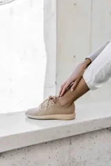 Zapatilla de diseño minimalista confeccionada en lana merino, con cordones al tono y suela de EVA. Presenta un estilo atemporal y versátil, ideal para uso diario.