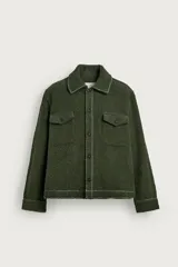 Sobrecamisa de hombre relaxed fit color verde oscuro, confeccionada en tejido de textura efecto toalla. Cuenta con cuello solapa, manga larga con puño abotonado, bolsillos de parche con solapa en el pecho, pespuntes a contraste y cierre frontal con botones.