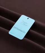 Remera deportiva de cuello redondo y manga corta, confeccionada con tecnología Dry para mayor transpirabilidad. Presenta un diseño minimalista con un pequeño estampado de lettering en el pecho.