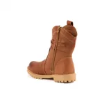 Bota tipo texana de cuero liso color marrón, con caña media, costuras decorativas visibles y suela de goma dentada en tono beige.