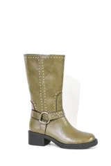 Bota de caña media color marrón con detalle de tachas plateadas en el borde superior y en la correa con hebilla que rodea el tobillo. Tiene taco bajo y punta redondeada.