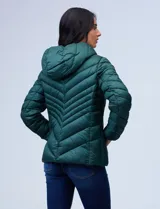 Campera de abrigo verde esmeralda, marca Michael Kors. Diseño acolchado con cierre metálico central, capucha no desmontable con cordón de ajuste y bolsillos verticales delanteros. Incluye bolsa autoportante.