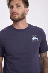 Remera de algodón color azul marino, con cuello redondo, mangas cortas y estampa pequeña en el pecho con diseño de auto y texto.