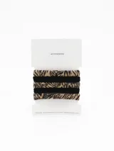 Pack de cinco coleros elásticos para el cabello, con diseño combinado en colores negro liso y estampado animal print.