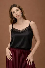 Musculosa tipo lencero de satén color negro, con escote en V adornado con encaje y breteles finos ajustables.