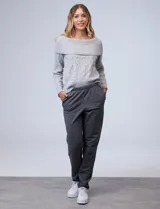 Pantalón jogger color beige de algodón con pretina elastizada.