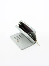 Billetera pequeña color verde con diseño acolchado a cuadros y cierre con cremallera dorada.