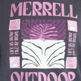 Remera de manga corta color gris oscuro con cuello redondo. Presenta un estampado gráfico central en tonos violeta, rosa y blanco con la inscripción 'MERRELL OUTDOOR' y 'LIFE IS NOW'.